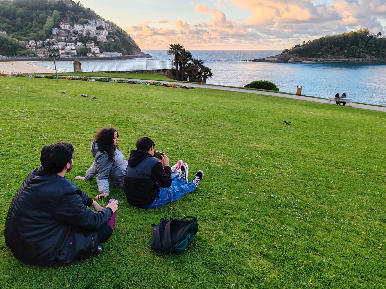 Grupo de viajeros de Super Travel disfrutando en la bahía de San Sebastián